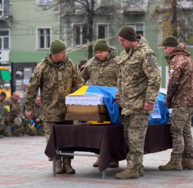 У Рівному провели в останню дорогу загиблого командира десантно-штурмового взводу (ВІДЕО)