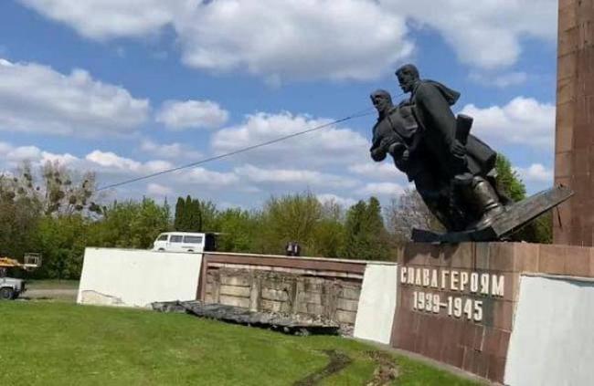 За демонтовані пам`ятники з Пагорба Слави у Рівному виручили майже 8 млн грн