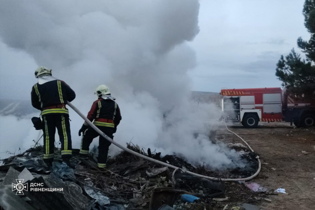 На півночі Рівненщини рятувальники оперативно погасили загоряння сміття (ФОТОФАКТ)