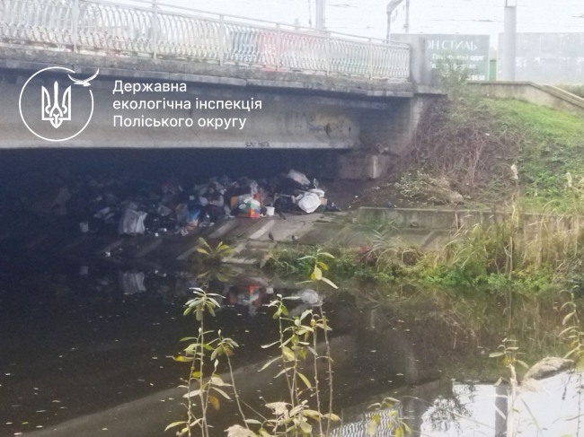 У Рівному купу сміття виявили під мостом через річку Устю (ФОТО)