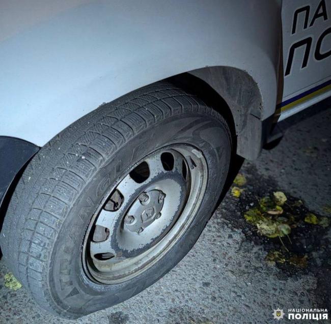 У Рівному чоловік порізав колеса поліцейського авто через особисту неприязнь