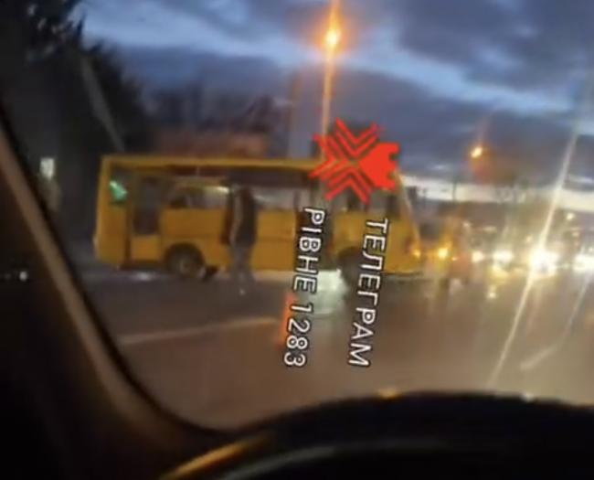 У Рівному на Червонія маршрутка потрапила в ДТП (ВІДЕО)