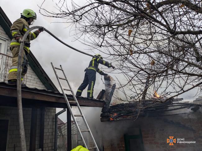 У Рівненському районі вогонь знищив дах і перекриття господарської будівлі