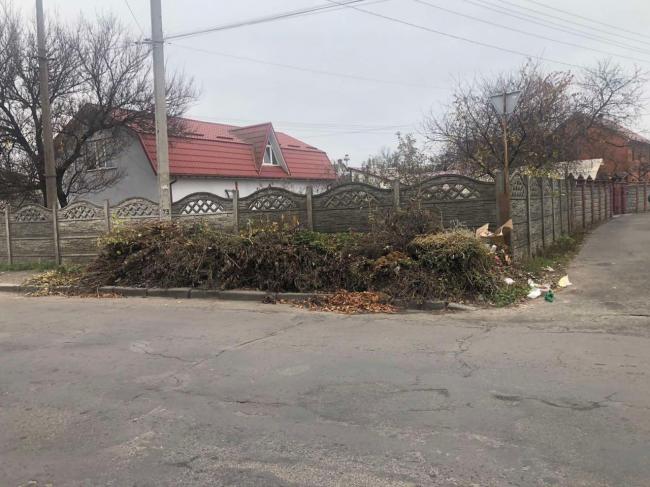 У Здолбунові на Шевченка місцеві утворили стихійне сміттєзвалище (ФОТОФАКТ)