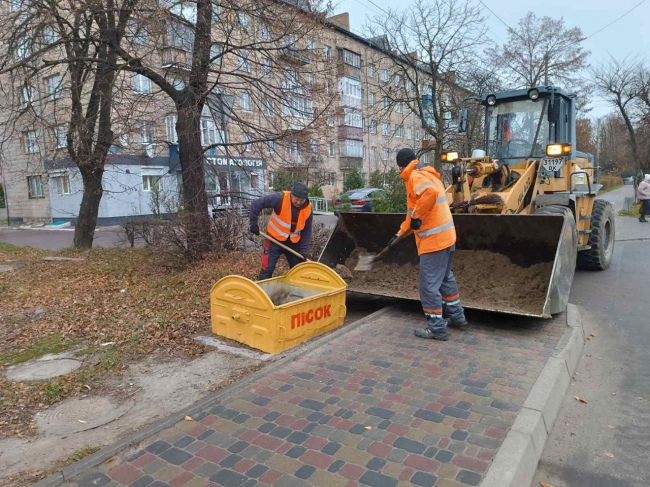 У місті на Рівненщині вже встановили контейнери для піщано-солевої суміші