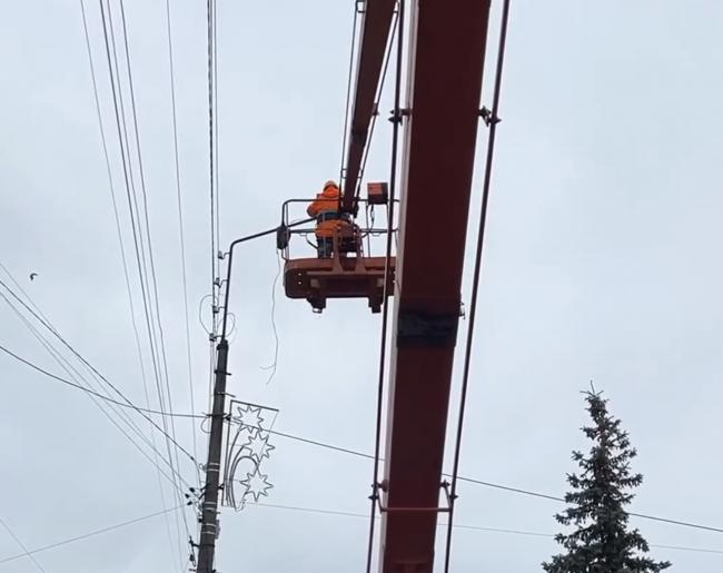 У Сарнах комунальники замінюють старі ліхтарі, які не працюють