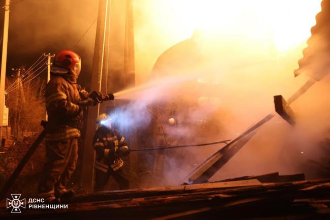 У Рівненському районі палало деревообробне підприємство: вогнеборці показали відео