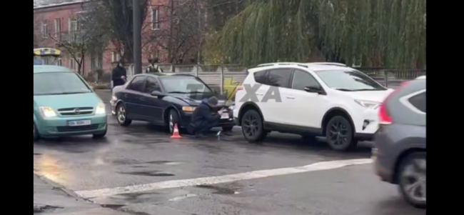 У Рівному перед переходом зіткнулись два авто