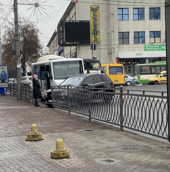 У центрі Рівного сталися дві ДТП з маршрутками (ФОТО)