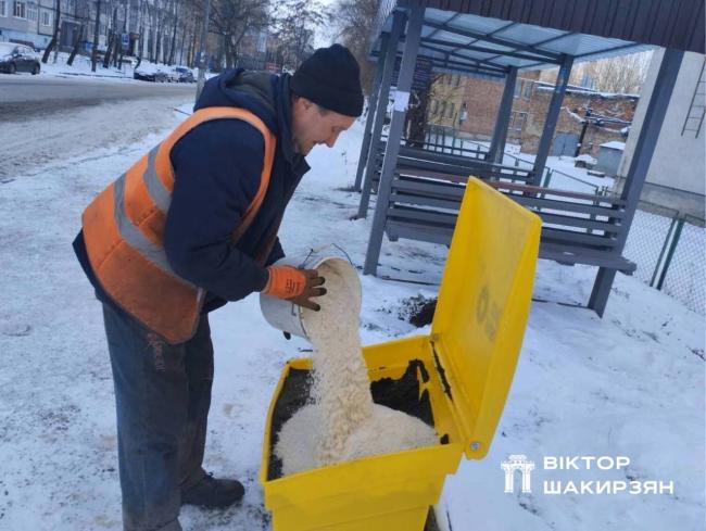 У Рівному - ожеледиця: комунальники посипають тротуари і зупинки сіллю