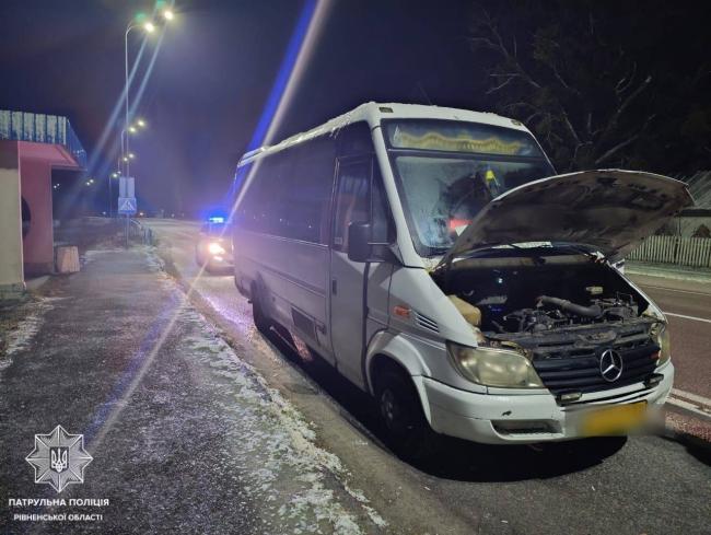 Закінчилось пальне або пошкодилось колесо: на Рівненщині патрульні допомогли водіям