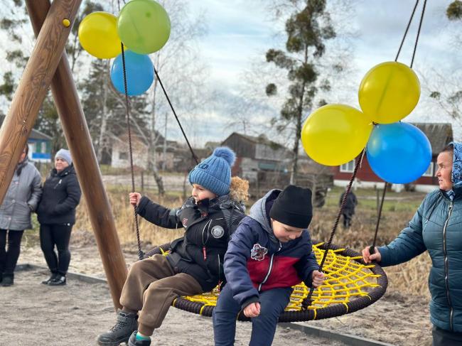 Має аналог лише у Києві: у селі на Рівненщині відкрили сучасний дитмайданчик