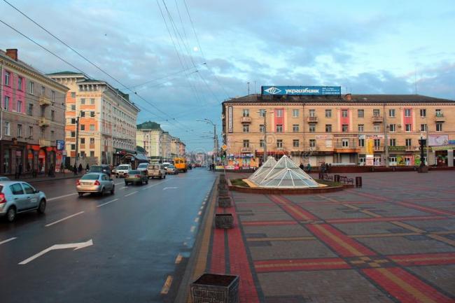 У Рівному на Театральній площі замінюватимуть кабельну мережу