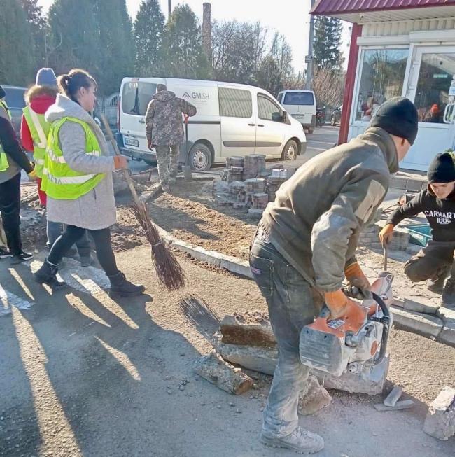 У селищі на Сарненщині біля вокзалу відновили тротуар і встановили бордюри з пониженням