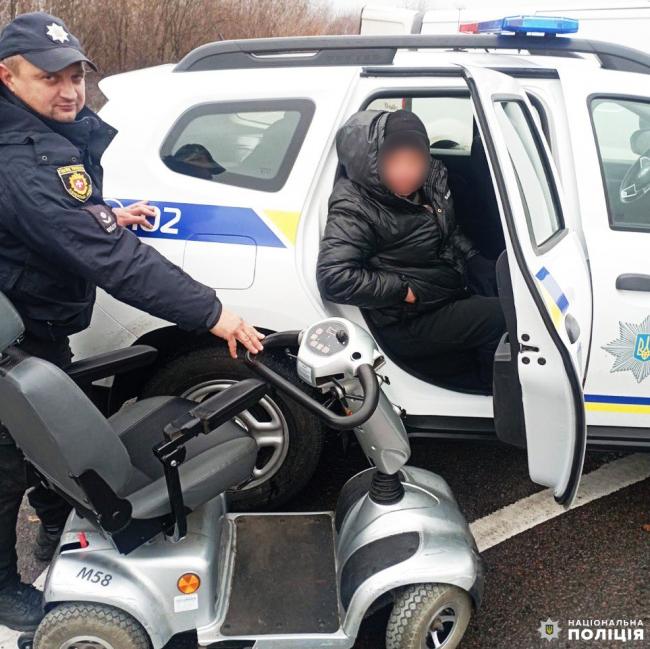 У Корці поліцейські допомогли чоловіку з інвалідністю, який їхав до собору