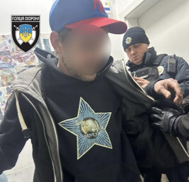 У Рівному в чоловіка, який поцупив шоколадки, знайшли шприци і підозрілі речовини