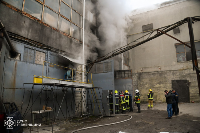 У Рівному горіла складська будівля на "Ювілейному": рятувальники показали відео