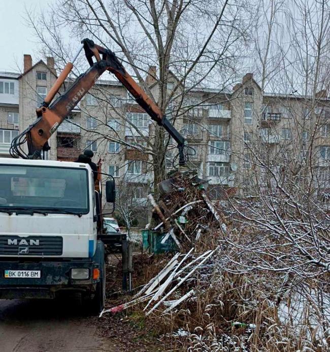 У селищі на півночі Рівненщини прибрали несанкціоновані сміттєзвалища