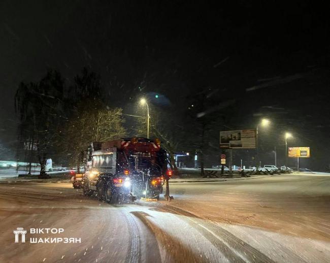 У Рівному вночі залучали спецтехніку для розчищення доріг і тротуарів