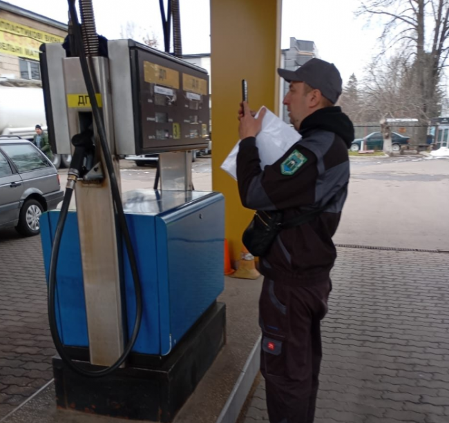 У Рівному перевірили одну з АЗС через скаргу на неякісне пальне