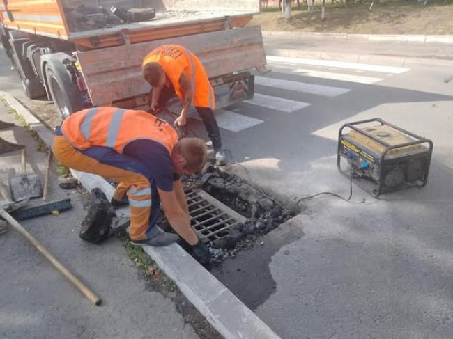 У Квасилові на Молодіжній прочистили водозливові мережі