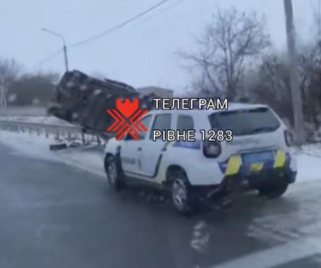 На трасі у Рівненській області перекинулося авто (ВІДЕО)