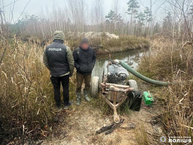 Видобували, зберігали та збували бурштин: на Рівненщині викрили злочинну групу