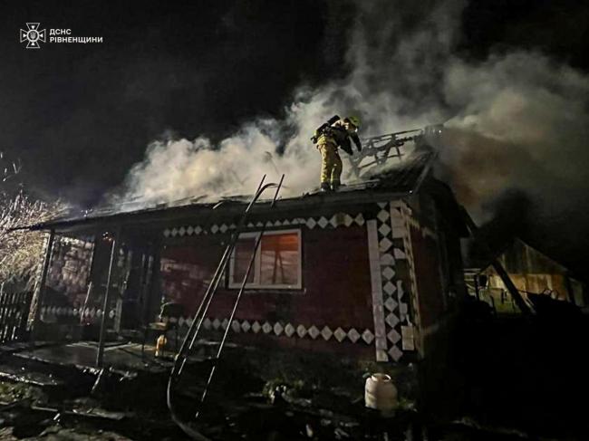 У селі на Рівненщині вогонь знищив дах житлового будинку