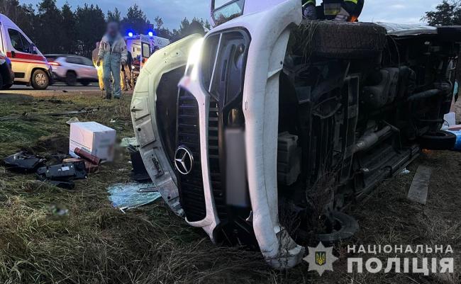 Зіткнулись бус та вантажівка: у ДТП на Житомирщині постраждав 16-річний житель Рівненщини