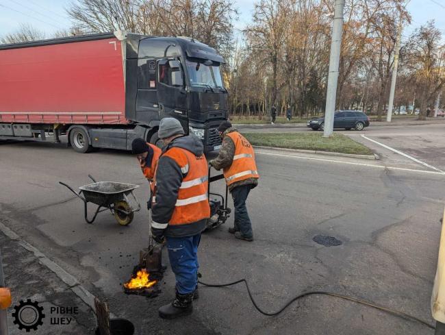 У Рівному впродовж тижня тривав аварійно-ямковий ремонт доріг