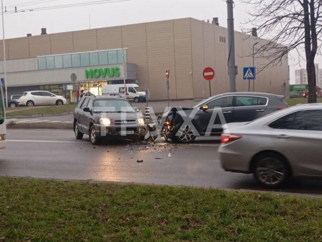 Біля "Новуса" у Рівному зіткнулись дві автівки