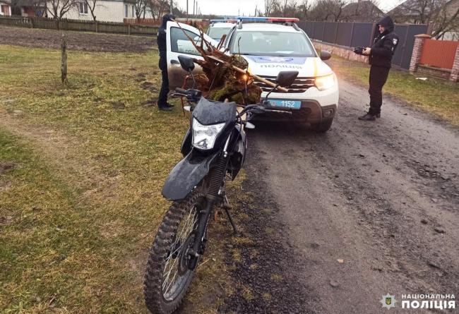 Був без шолома та напідпитку: мотоцикліст на Рівненщині пропонував поліцейським 100 дол забаря