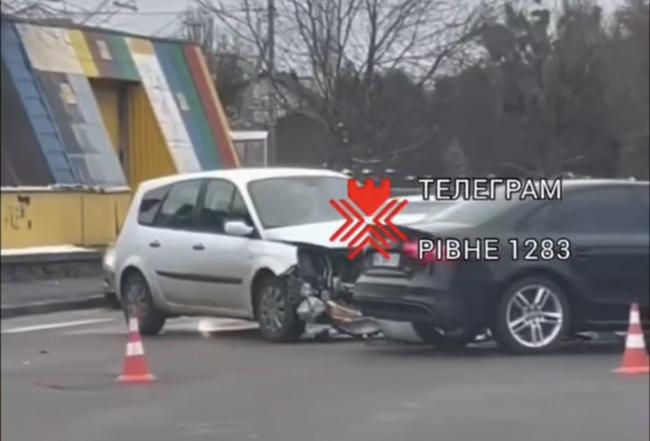 У Рівному на вулиці Поповича - ДТП із двома авто: рух - ускладнений (ВІДЕО)