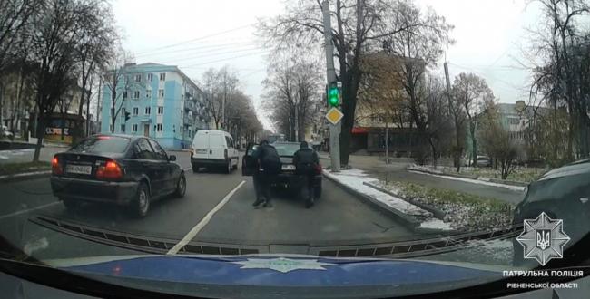 На Рівненщині поліцейські допомогли водіям, які втрапили у халепу