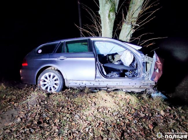 Троє травмованих: у Рівненському районі авто врізалося в дерево