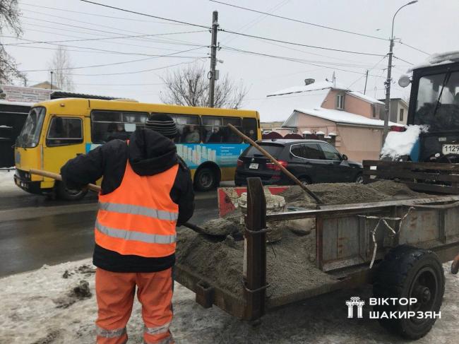 У Рівному комунальники з 5-ї ранку ліквідовують наслідки ожеледиці