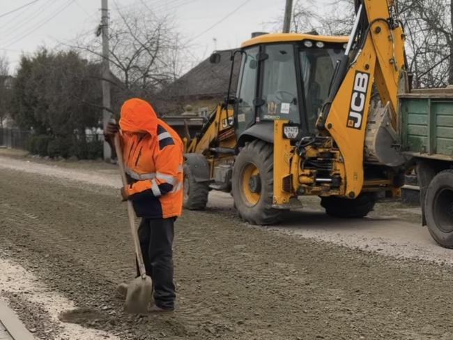 У Сарнах на кількох вулицях комунальники підсипали дороги