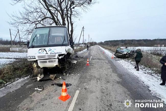 Водії з Рівненщини на автобусі та «Ауді» зіткнулися у сусідній області