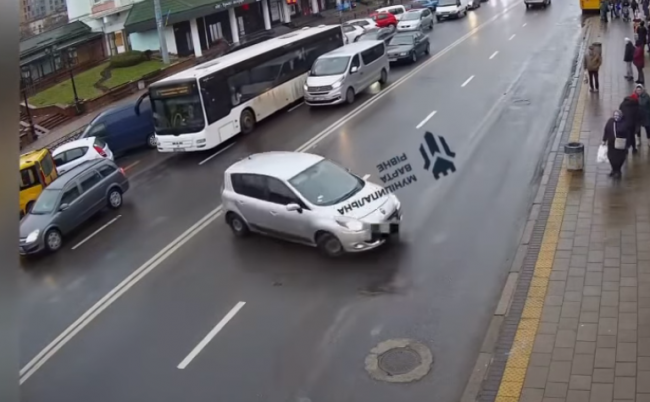 Як водії в Рівному порушують правила дорожнього руху: добірка відео