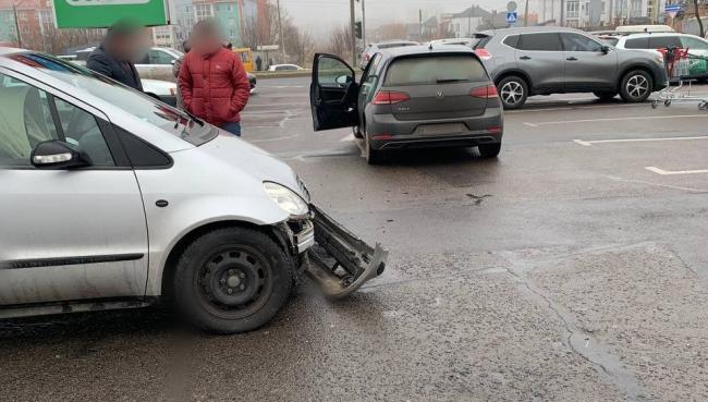 У Рівному на парковці ТРЦ сталась ДТП