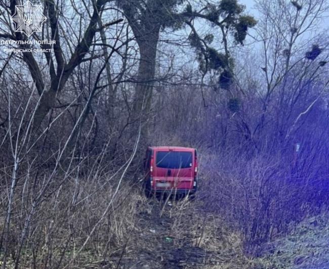 На Дубенщині водій "Opel Vivaro" виїхав на "зустрічку" та зіткнувся з BMW