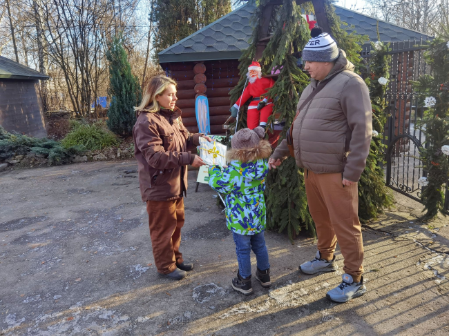 У Рівному в зоопарку першим відвідувачам року вручили подарунки (ФОТО)