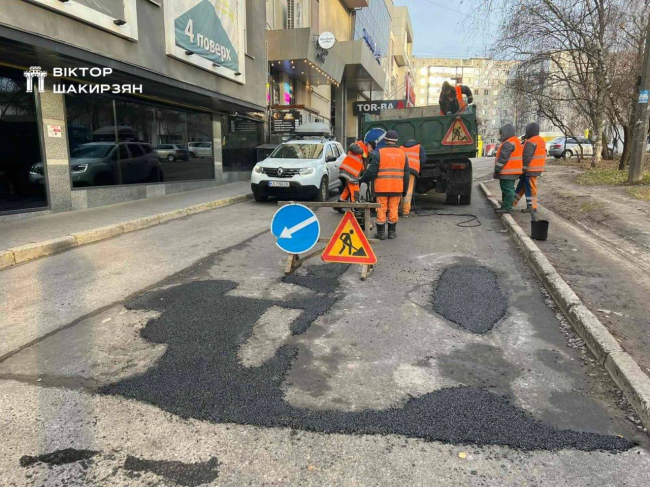 На вулицях Рівного латають ями у перші дні року (ФОТО)