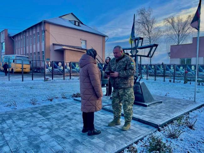 Рідним загиблого Захисника з Рівненщини урочисто вручили його медаль