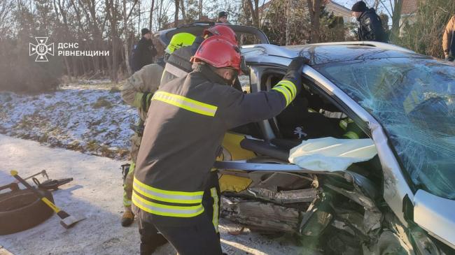 Постраждалу жінку деблокували з авто рятувальники: деталі ДТП у Рівному