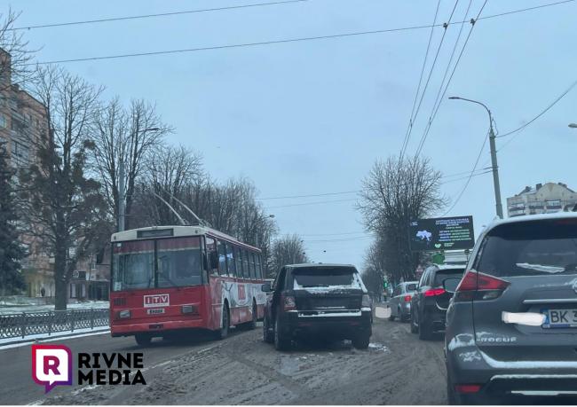 У Рівному через ДТП біля "Чайки" - ускладнений рух (ФОТО)