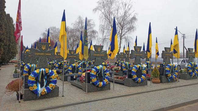 У Рівному на кладовищі "Нове" завершили встановлення 165 пам`ятників Героям