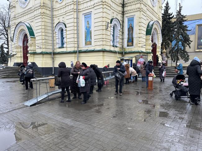 У центрі Рівного люди набирають собі освячену воду (ФОТО)