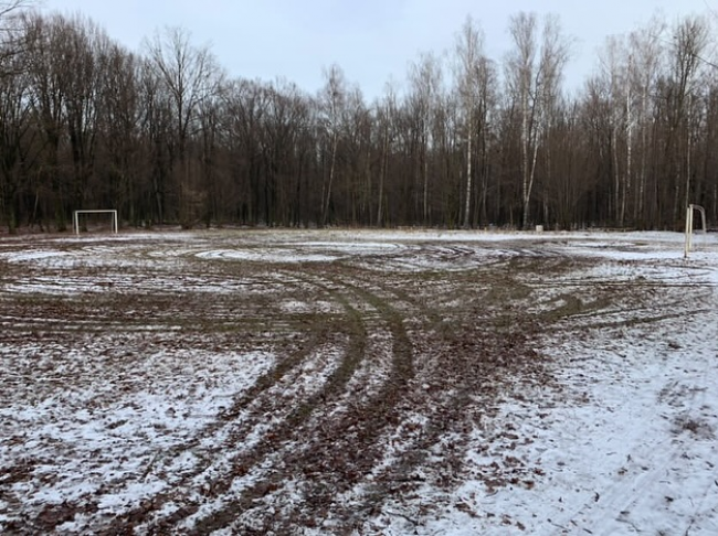 У Костополі невідомі понищили квадроциклами футбольне поле (ФОТО)