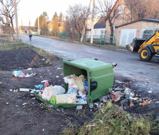 Перекинули бак і втекли: у Здолбунові комунальникам доведеться прибирати безлад (ФОТО)